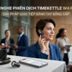 Một người dùng đang tự tin đeo tai nghe phiên dịch mở Timekettle W4 Pro để trao đổi công việc